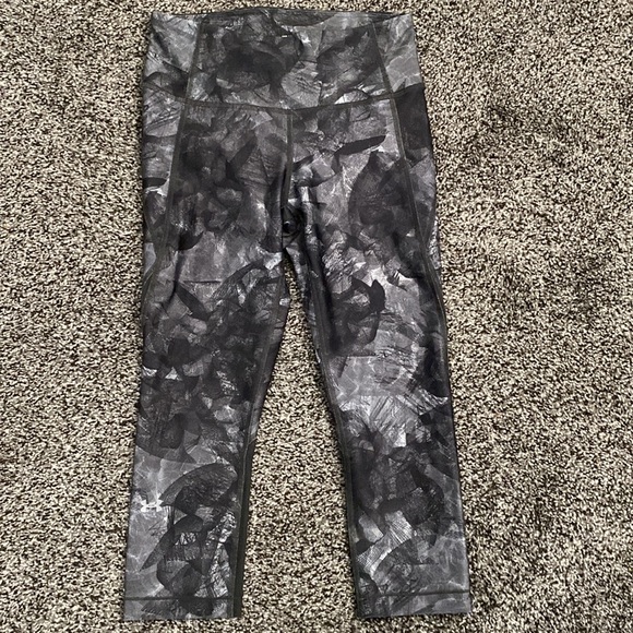 Under Amour Gray Patterned Capri - Picture 5 of 9